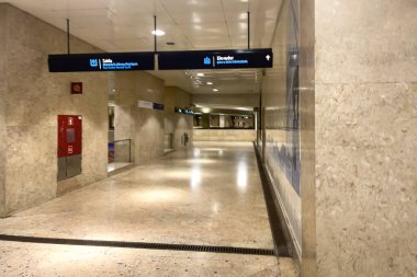 Lizbon 'daki boş metro istasyonu