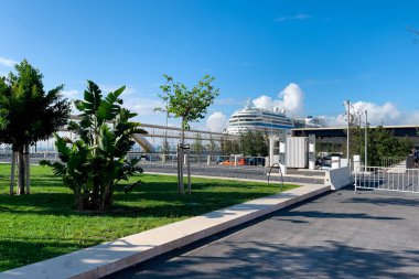 Yolcu gemisi Lizbon gemi terminaline yanaştı.