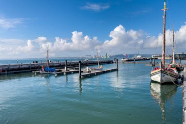 Lizbon 'da bir limana demirlemiş küçük bir tekne.