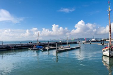Lizbon 'da bir limana demirlemiş küçük bir tekne.