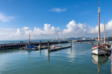 Lizbon 'da bir limana demirlemiş küçük bir tekne.