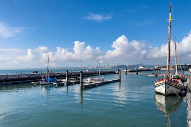Lizbon 'da bir limana demirlemiş küçük bir tekne.