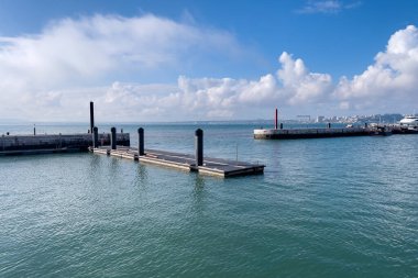 Lizbon 'da bir limana demirlemiş küçük bir tekne.