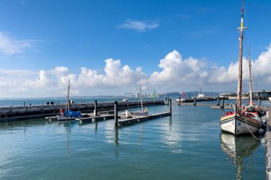 Lizbon 'da bir limana demirlemiş küçük bir tekne.