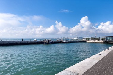 Lizbon 'da bir limana demirlemiş küçük bir tekne.