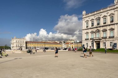 Lizbon meydanına park etmiş bir sürü elektrikli scooter var.