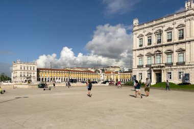 Lizbon meydanına park etmiş bir sürü elektrikli scooter var.