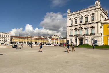 Lizbon meydanına park etmiş bir sürü elektrikli scooter var.