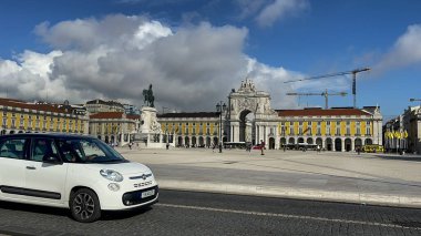 Lizbon 'da Praca do Commercio' dan geçen kompakt araba.
