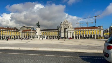 Lizbon 'da Praca do Commercio' dan geçen kompakt araba.