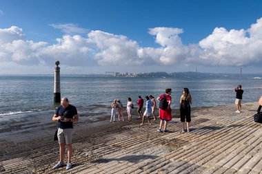 Lizbon 'da bir tekne rampasında duran insanlar.