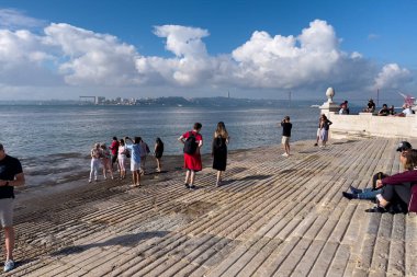 Lizbon 'da bir tekne rampasında duran insanlar.