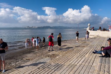 Lizbon 'da bir tekne rampasında duran insanlar.