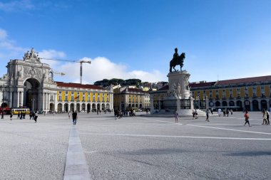 Praca do Comercio ve Lizbon 'da Kral I. Jose' nin heykeli