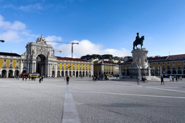 Praca do Comercio ve Lizbon 'da Kral I. Jose' nin heykeli