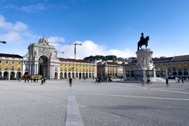 Praca do Comercio ve Lizbon 'da Kral I. Jose' nin heykeli
