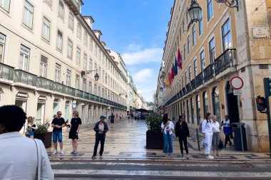 Lizbon 'da karşıdan karşıya geçmek isteyenler