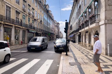 Yol kenarında duran beyaz bir adam.