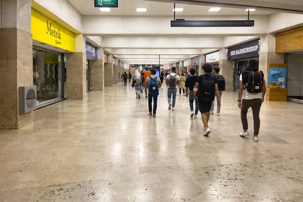 Lidé Kráčející Východu Stanice Metra Lisabonu — Stock fotografie