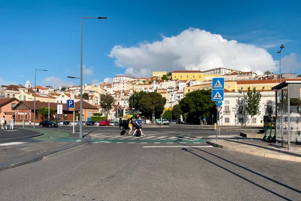 Persone Che Attraversano Strada Lisbona — Foto Stock