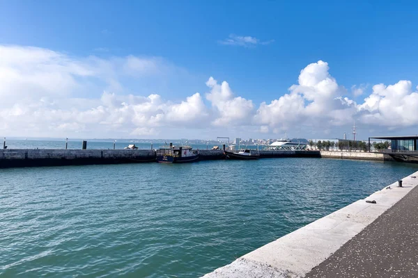 Kleines Boot Vor Anker Einem Hafen Lissabon — Stockfoto
