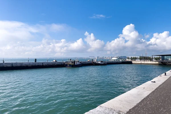 Kleines Boot Vor Anker Einem Hafen Lissabon — Stockfoto