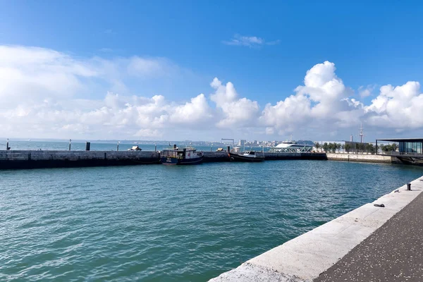 Kleines Boot Vor Anker Einem Hafen Lissabon — Stockfoto