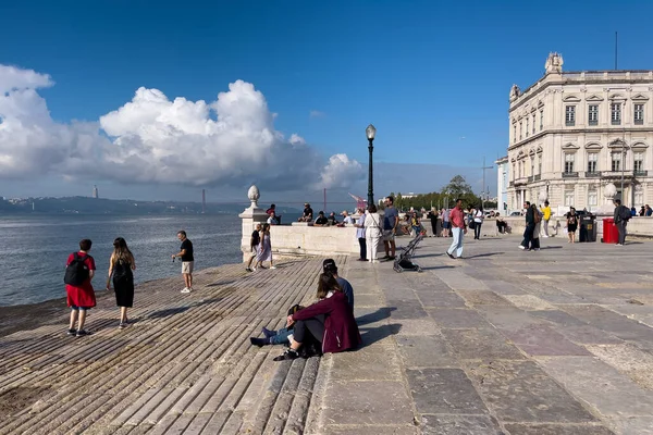 Des Gens Debout Sur Une Rampe Mise Eau Lisbonne — Photo