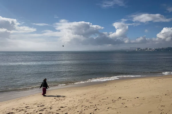 Lizbon Sahilde Yürüyen Bir Kadın — Stok fotoğraf