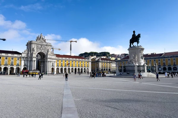 Praca do Comercio ve Lizbon 'da Kral I. Jose' nin heykeli