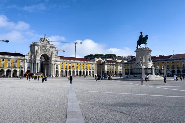 Praca do Comercio ve Lizbon 'da Kral I. Jose' nin heykeli