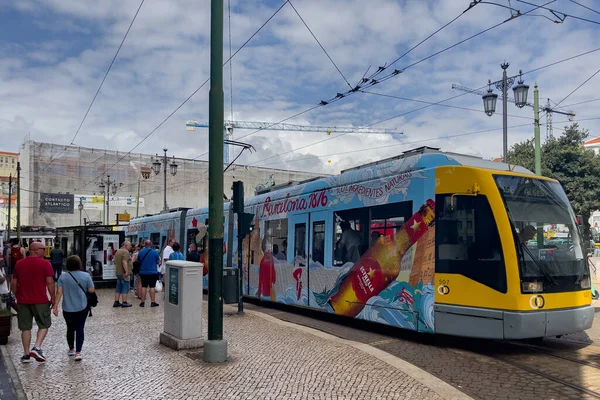 Fahrgäste Steigen Lissabon Eine Moderne Straßenbahn — Stockfoto