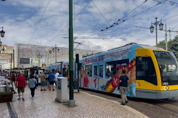 Fahrgäste Steigen Lissabon Eine Moderne Straßenbahn — Stockfoto