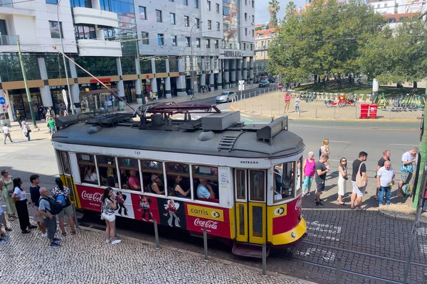 Fahrgäste Steigen Martim Moniz Platz Eine Retro Straßenbahn — Stockfoto