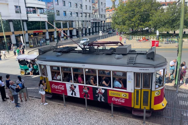 Επιβάτες Μπαίνουν Ένα Ρετρό Τραμ Στην Πλατεία Martim Moniz — Φωτογραφία Αρχείου