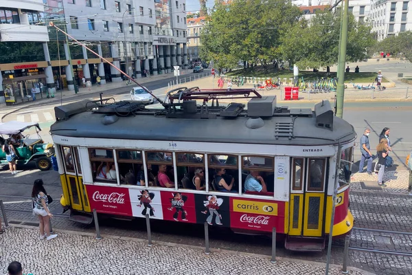 Επιβάτες Μπαίνουν Ένα Ρετρό Τραμ Στην Πλατεία Martim Moniz — Φωτογραφία Αρχείου