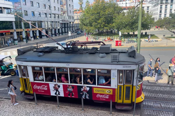 Fahrgäste Steigen Martim Moniz Platz Eine Retro Straßenbahn — Stockfoto