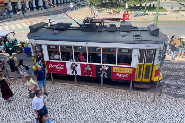 Fahrgäste Steigen Martim Moniz Platz Eine Retro Straßenbahn — Stockfoto