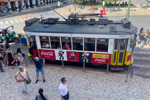 Fahrgäste Steigen Martim Moniz Platz Eine Retro Straßenbahn — Stockfoto