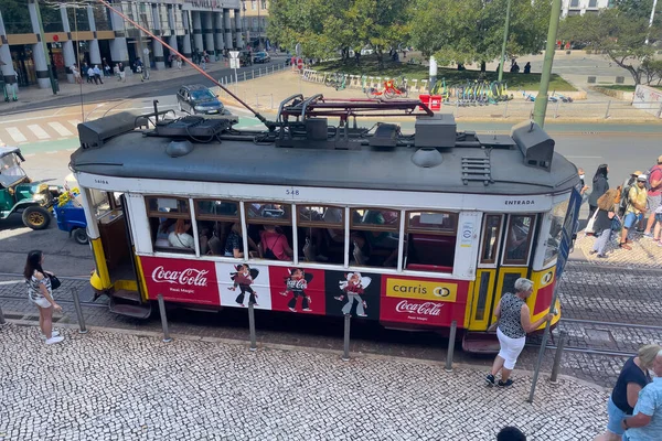 Fahrgäste Steigen Martim Moniz Platz Eine Retro Straßenbahn — Stockfoto