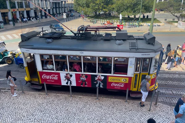 Martim Moniz Meydanı Nda Eski Bir Tramvaya Binen Yolcular — Stok fotoğraf