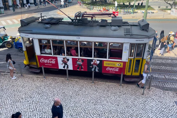 Martim Moniz Meydanı Nda Eski Bir Tramvaya Binen Yolcular — Stok fotoğraf