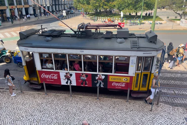 Fahrgäste Steigen Martim Moniz Platz Eine Retro Straßenbahn — Stockfoto