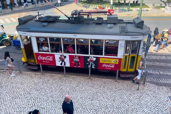 Fahrgäste Steigen Martim Moniz Platz Eine Retro Straßenbahn — Stockfoto