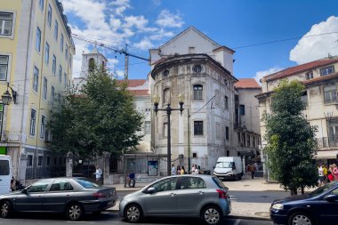 Lizbon 'da yol kenarına park edilmiş arabalar.