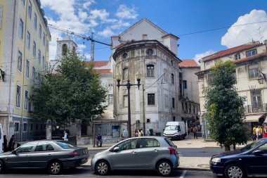 Lizbon 'da yol kenarına park edilmiş arabalar.