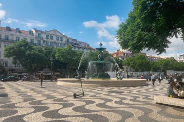 Lizbon 'daki Rossio Meydanı' nda takılan insanlar. 