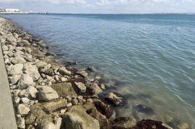 Gün boyunca Lizbon rıhtımının manzarası