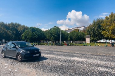 Lizbon 'da araba sürüyor.