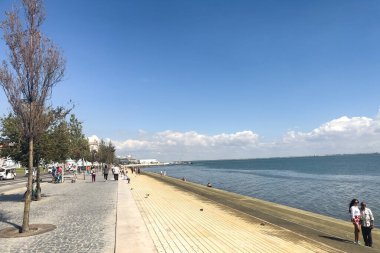 Bir grup arkadaş Lizbon 'daki rıhtımda takılıyorlar.